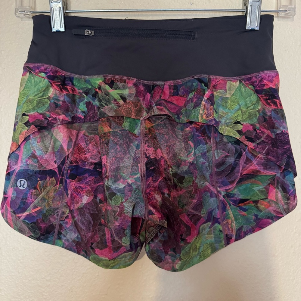 Lululemon hotty hot shorts size 0 - Picture 2 of 3